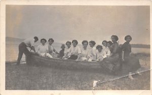 Women in boat Unused 