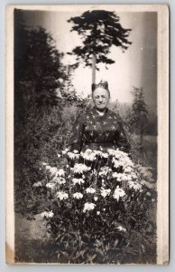 RPPC Pretty Old Woman Rolled Hair Shasta Daisies Postcard D27