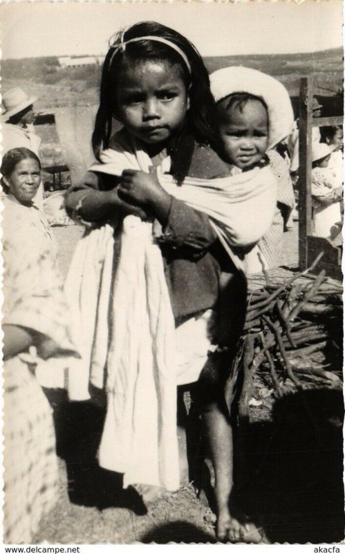 CPA AK Comment on porte Bebe, Enfants Merina MADAGASCAR (819031)