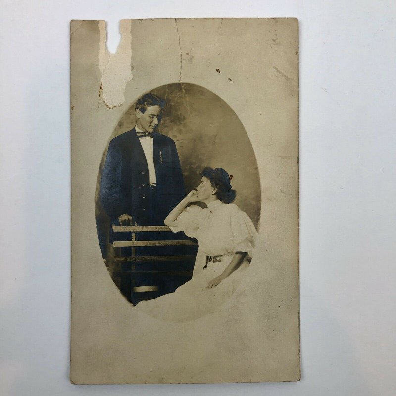 RPPC AZO 1904-1918 YOUNG COUPLE  LOOKING AT EACH OTHER GREAT POSTCARD 