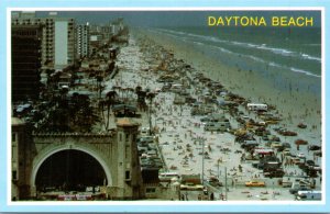 Postcard FL Daytona Beach - Crowds on beach with cars