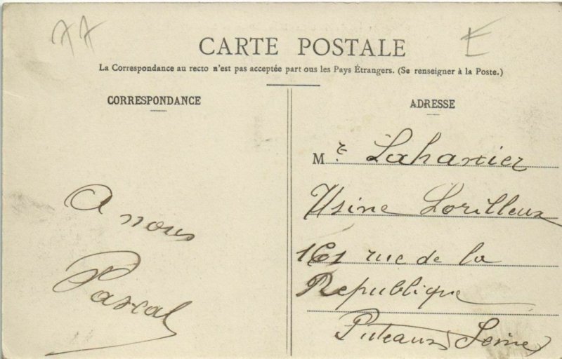 CPA Chateau Landon Place du Marche FRANCE (1100830)