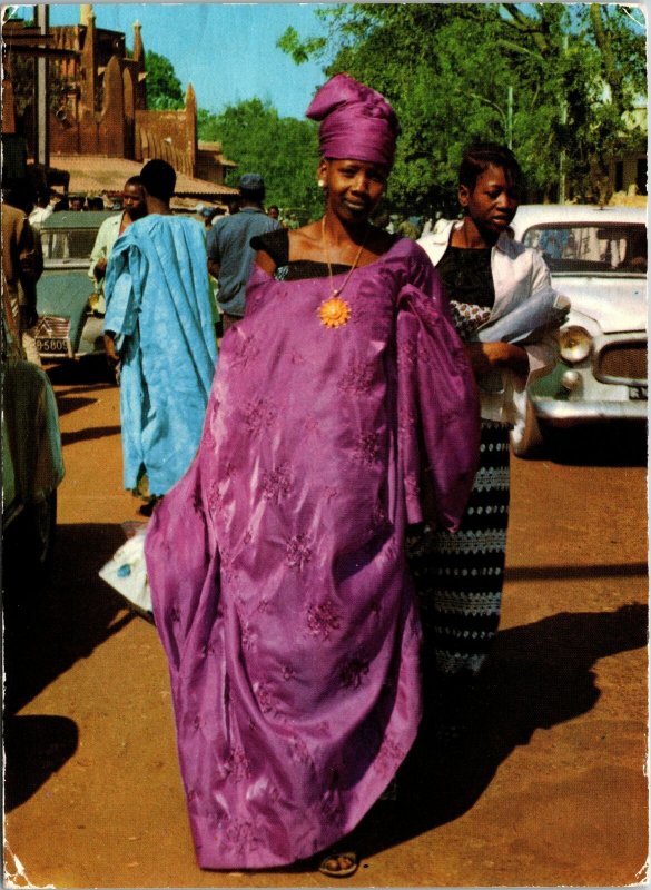 VINTAGE CONTINENTAL SIZE POSTCARD ELEGANT FEMALE BAMAKO MALI MAILED 1974 (1960s)