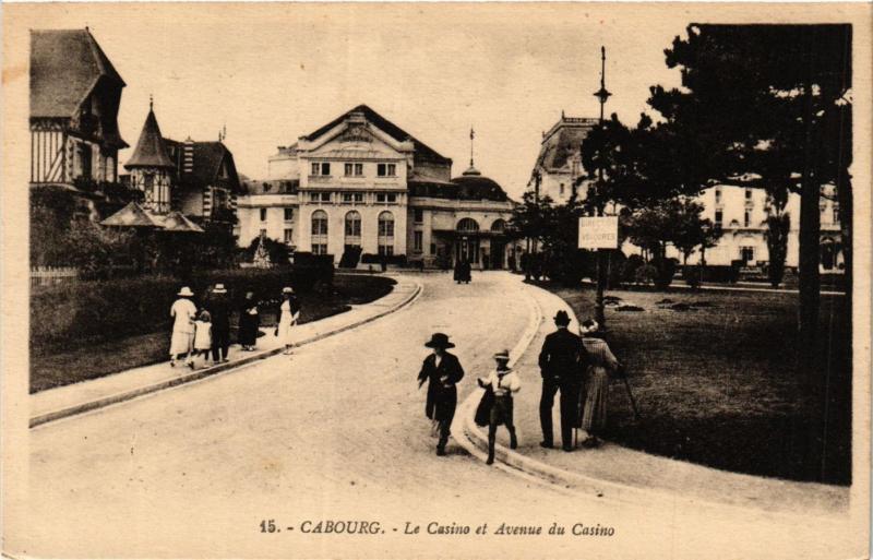 CPA CABOURG - Le Casino et Avenue du Casino (422399)