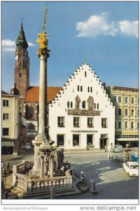 Germany Straubing Dreifaltigkeits-Saeule mit Stadtsparkasse und St Jacob