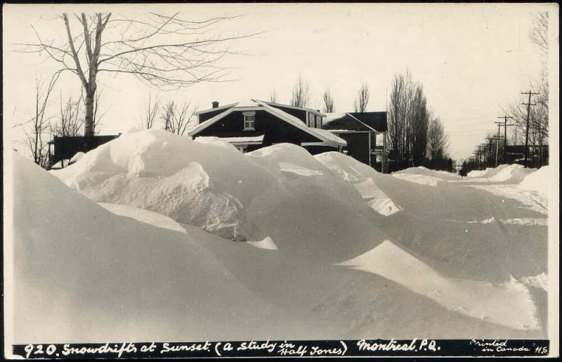 canada, MONTREAL P.Q., Snowdrifts at Sunset, Unknown Street (1930s) RPPC