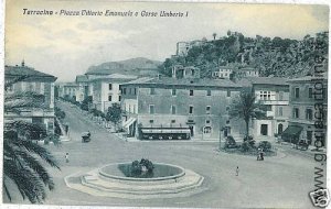 03927a VINTAGE POSTCARD: LATIN: TERRACINA: PIAZZA UMBERTO 1-