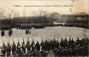 CPA Militaire Verdun - Remise des Décorations sur la Place (90949)