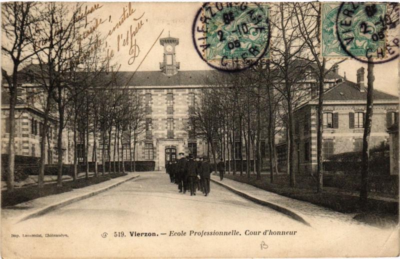 CPA VIERZON - École Professionnelle - Cour d'Honneur (634772)