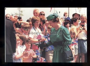 er640 - HM. The Queen chats on a Walkabout in Guernsey 23rd May 1989 - postcard