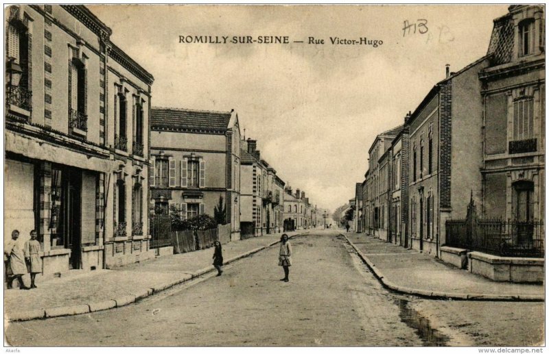 CPA ROMILLY-sur-SEINE Rue Victor-Hugo (722987)