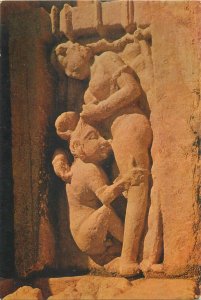 India erotic sculptures postcard ( Khajurao )