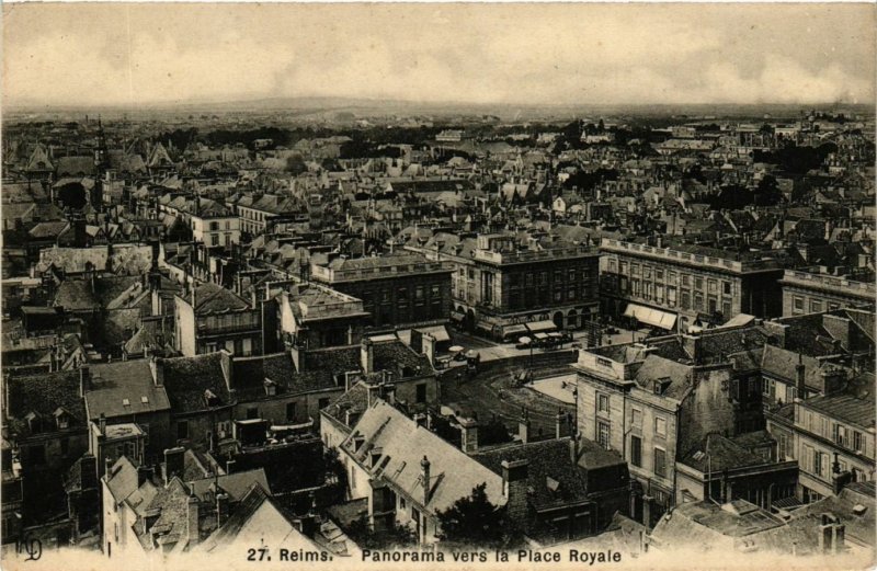 CPA REIMS-Panorama vers la Place Royale (346843)