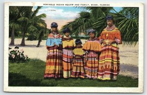 1934 MIAMI FLORIDA SEMINOLE INDIAN SQUAW AND FAMILY LINEN POSTCARD P2708