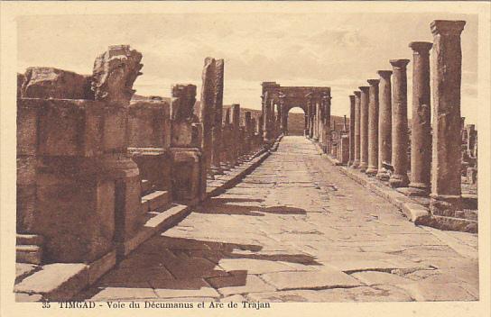 Tunisia Ruines Romaines de Timgad Voie du Decummanus et Arc de Trajan