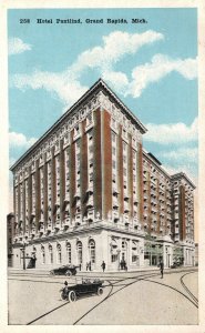 VINTAGE POSTCARD HOTEL PANTLIND GRAND RAPIDS MICHIGAN CLASSIC CARS STREET SCENE