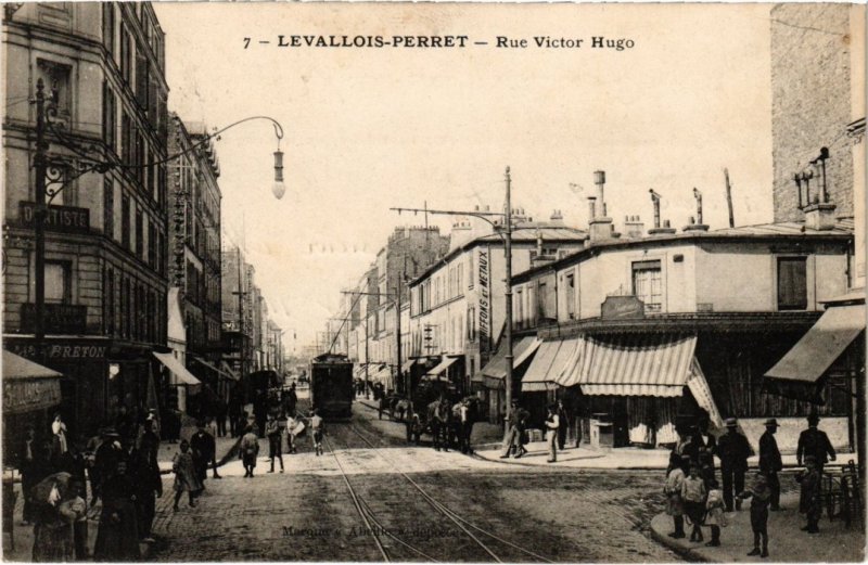 CPA LEVALLOIS-PERRET - Rue Victor Hugo (986966)