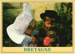 CPM Bretagne Jeune couple en costume de Fouesnant FOLKLORE (753489)