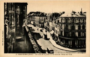 CPA Compiegne Un coin de la Place FRANCE (1013899)