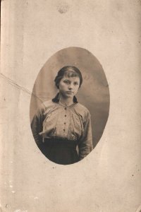 VINTAGE POSTCARD PORTRAIT OF AN ANONYMOUS YOUNG WOMAN IN OVAL SHAPE c. 1910-1918