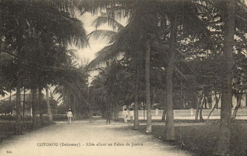 CPA Dahomey Afrique - Cotonou - Allée allant au Palais de Justice (86869)