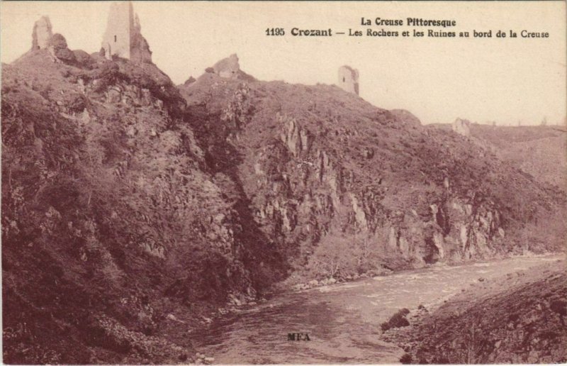 CPA CROZANT Les Rochers et les Ruines au Bord de la Creuse (1143803)