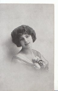 Glamour Postcard - Head and Shoulders of Young Lady - Ref ZZ5295