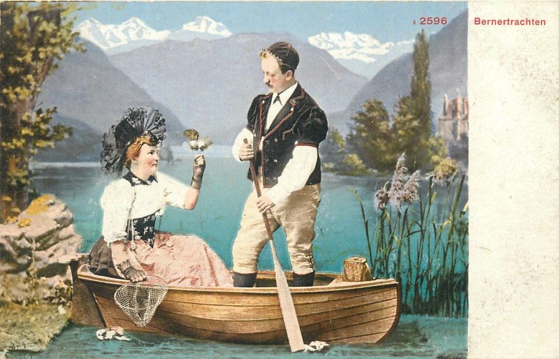 Ethnic type Postcard Berner trachten couple in rowing boat