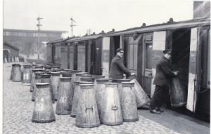Railway Postcard Loading Milk Churns NSR UTTOXETER 1925 N...