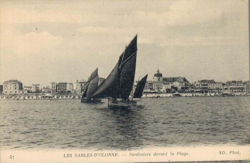 France Les Sables d'Olonne Sardiniers devant le Plage 02.52