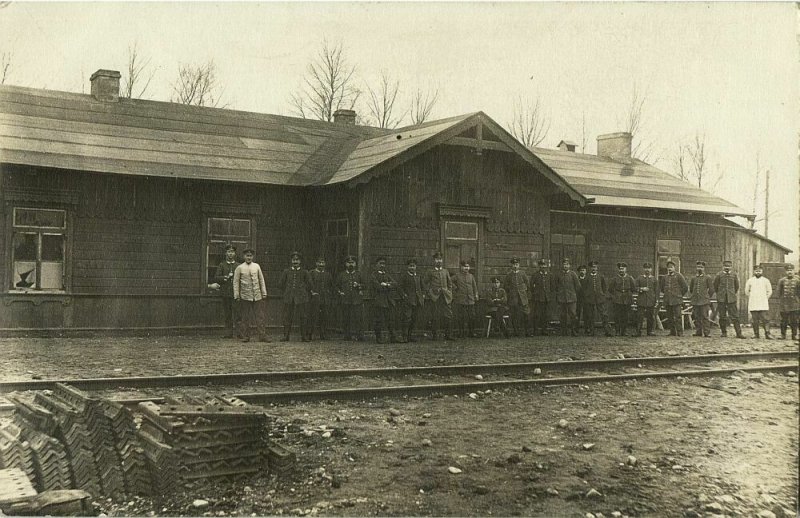 lithuania russia, TSCHORNY-BROD (?), Soldiers at the Railway Station (1916) RPPC