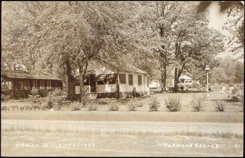 Oakwood Shores, Il., View on Williams Street (1940s) RPPC