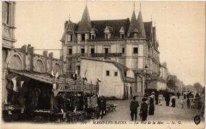 CPA MALO-les-BAINS - La Rue de la Mer (512872)