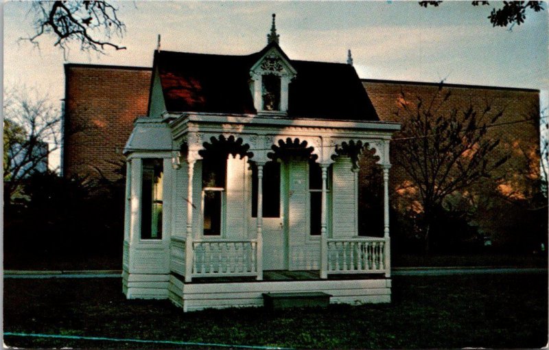 Texas Seguin Doll House Built 1908-1910 By Louis Dietz
