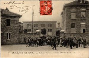 CPA CHAMPAGNE-sur-SEINE La Sortie des Ouvriers de l'Usine Schneider e (472038)