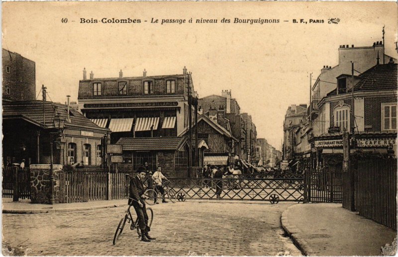 CPA Colombes Le Passage a niveau des Bourguignons (1314526)