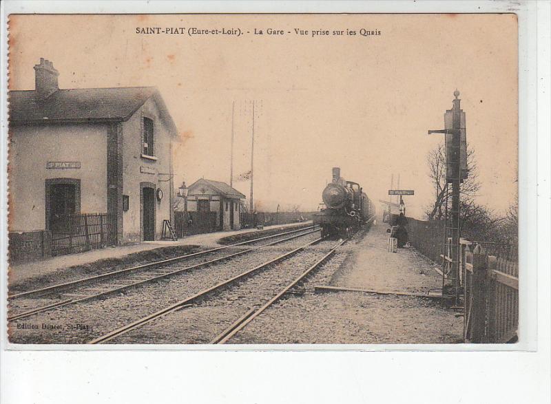 SAINT PIAT - La Gare - vue prise des quais - état (traces)
