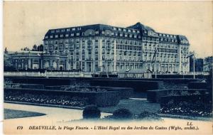 CPA DEAUVILLE La Plage Fleurie L'Hotel Royal vu des Jardins du Casino (422384)