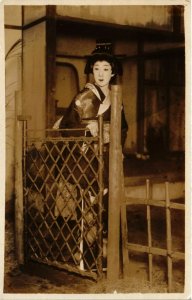 PC CPA geisha girl performing real photo postcard JAPAN (a14559)