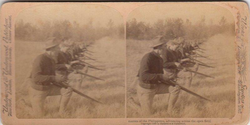 SV: Philippines , 1900 ; US Troops advancing across an open field