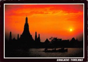 BR98668 wat arun at twilight bangkok thailand by night