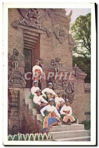 Old Postcard A group of gong players in front Balinese door l & # 39expositio...