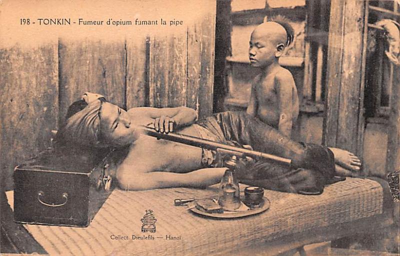 Tonkin Vietnam, Viet Nam Fumeur d'Opium fumant la pipe Tonkin Fumeur d'Opium ...