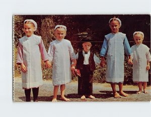 Postcard Amish children, Greetings From The Penna. Dutch Country, Pennsylvania
