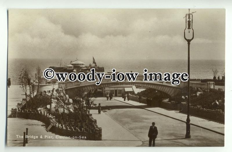 tp8841 - Essex - Early View of the Bridge and Pier, at Clacton-on-Sea - Postcard 
