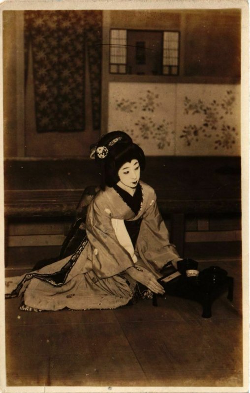 PC CPA geisha girl performing real photo postcard JAPAN (a14568)