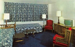 Washington, D.C.  HOTEL ANTHONY HOUSE  Room~TV  ROADSIDE Vintage Chrome Postcard