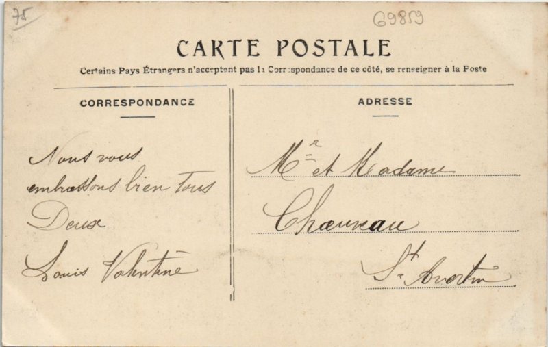 CPA PARIS Un baiser (69859)