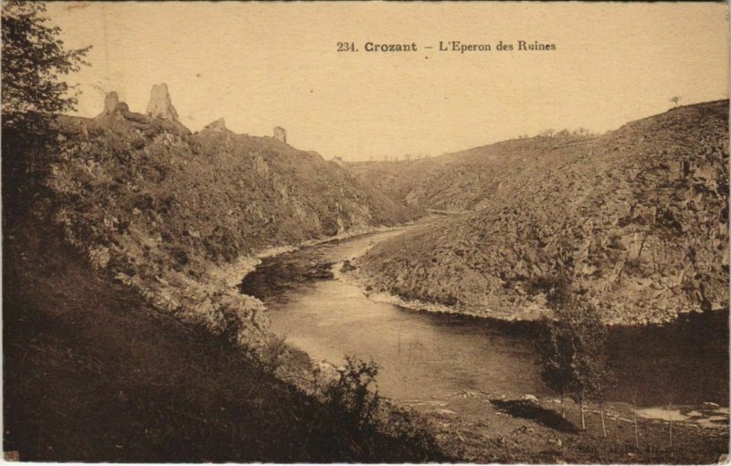 CPA CROZANT L'Eperon des Ruines (1143798)