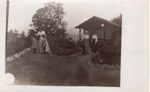 US    PC1568  RPPC -  FAMILY IN GARDEN  EARLY 1900'S